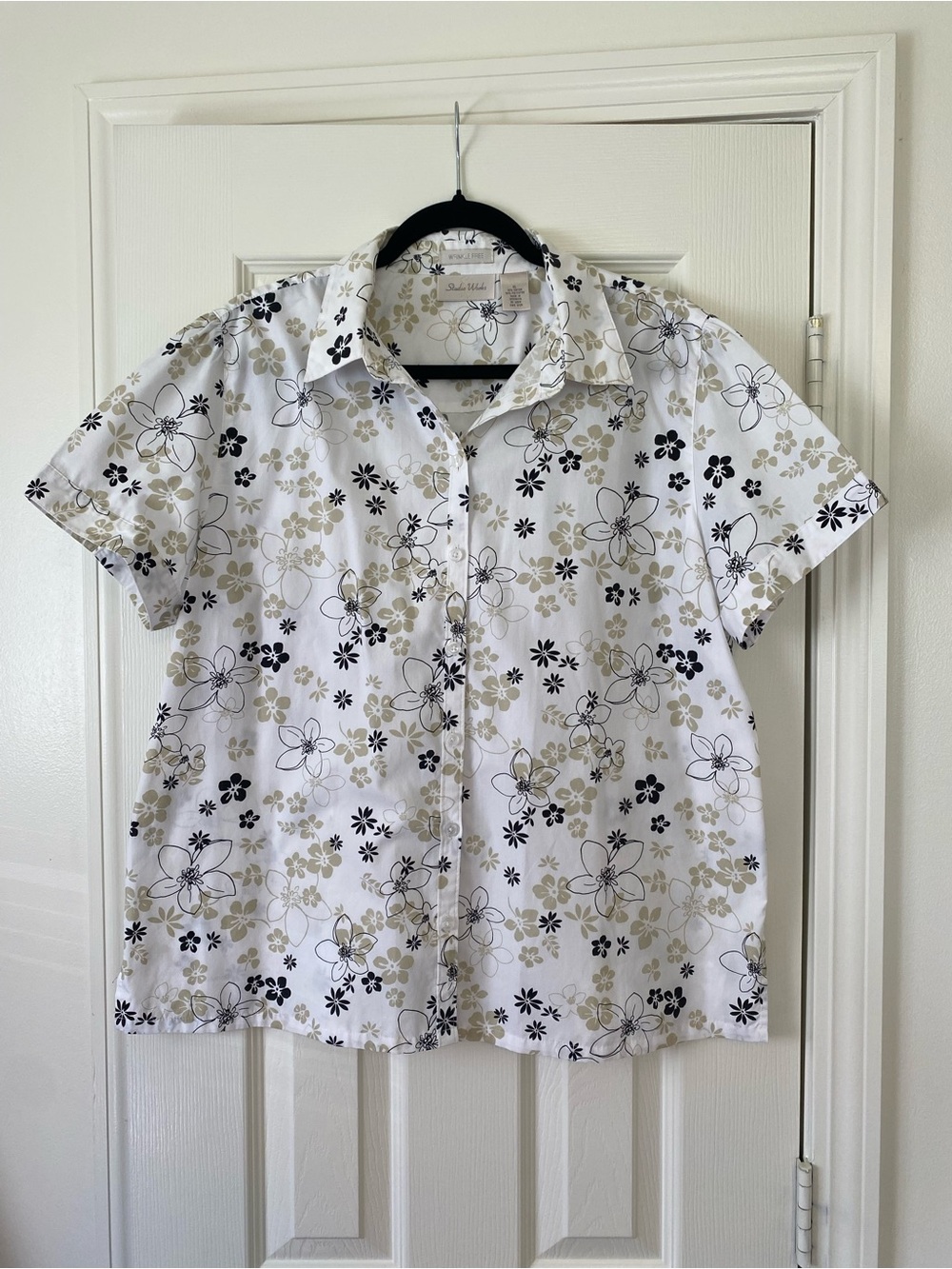 Studio Works White Floral Short-Sleeve Button Front Blouse